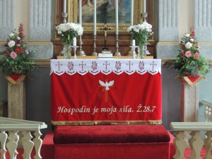 Červené oltárne rúcha